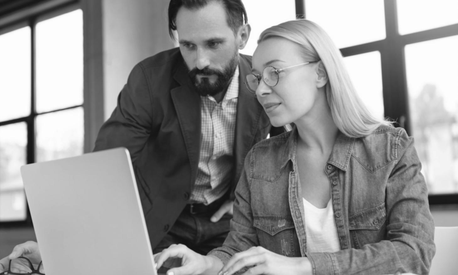 Persona redactando comunicaciones empresariales en un espacio de trabajo moderno
