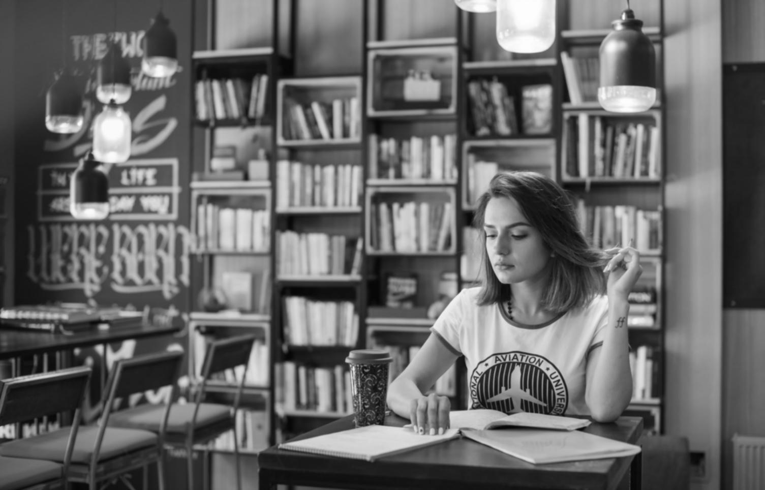 Análisis colaborativo de informes financieros en oficina moderna